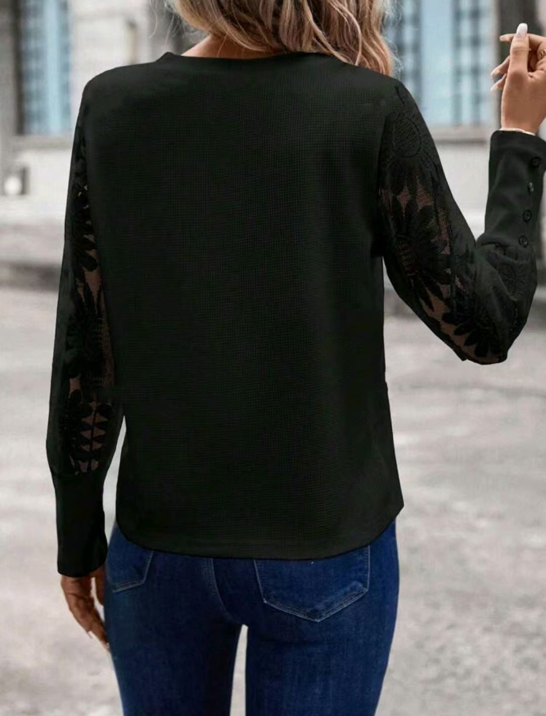 Top gofrado con mangas de encaje Coqueteo