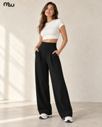 Modelo con Pantalón ancho con pinzas Poder