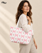 Modelo luciendo Tote con lazos rosas Nena con el logotipo de Moussewear