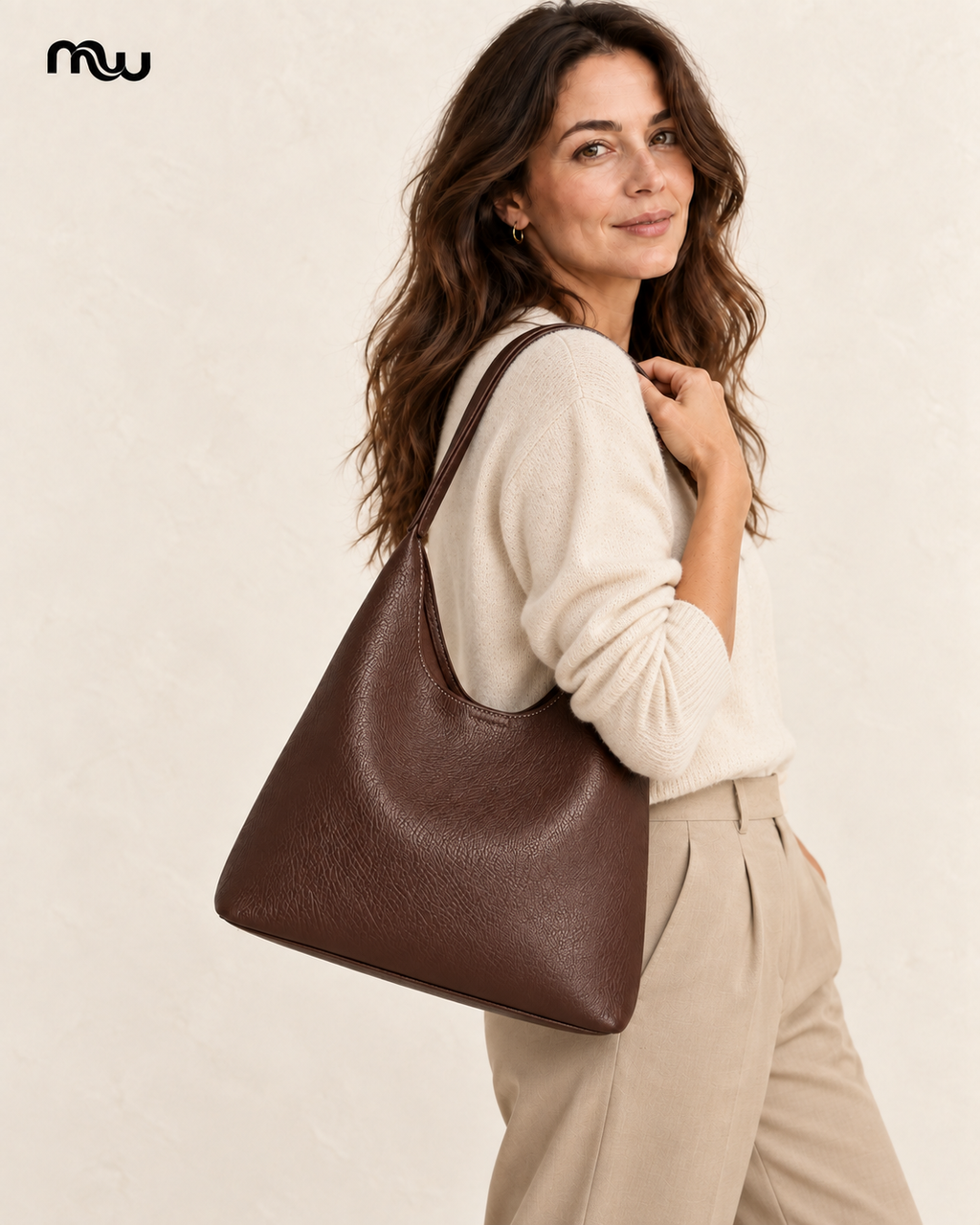 Modelo luciendo Bolso hobo suave Deseo con el logotipo de Moussewear