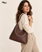 Modelo luciendo Bolso hobo suave Deseo con el logotipo de Moussewear