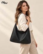 Modelo luciendo Tote hobo minimalista Susurro con el logotipo de Moussewear