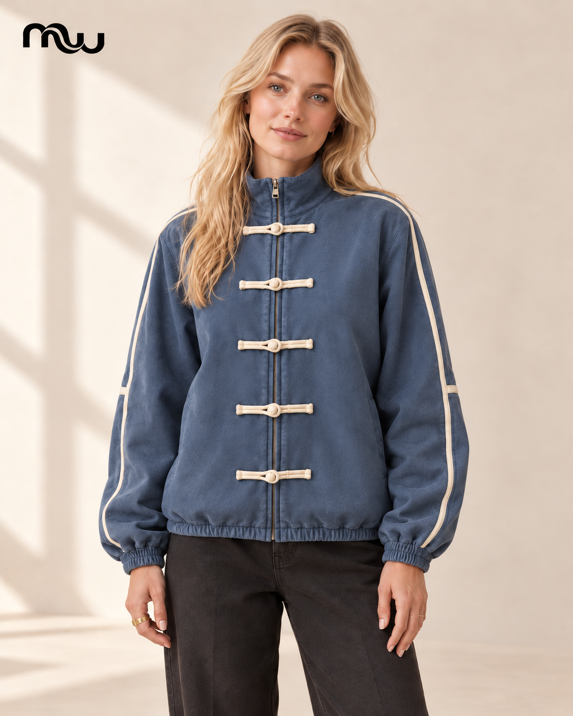 Modelo con Chaqueta con alamares Dinastía y el logotipo de Moussewear
