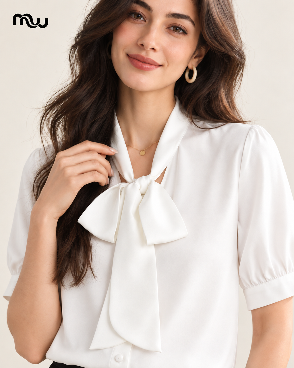 Blusa satinada con lazada Segunda Cita — imagen de detalle de Moussewear